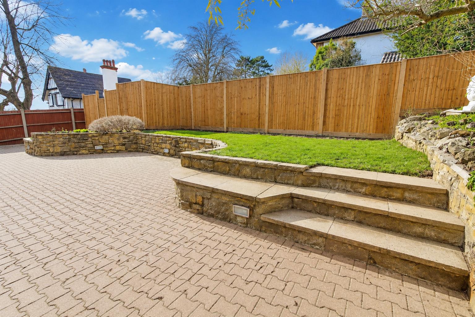 4 bed property in Woodcote Grove Road, Coulsdon